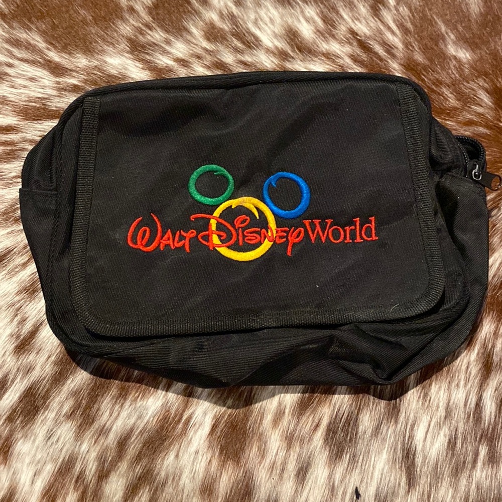 Vintage 90’s Disney Fanny Pack used in good condition.